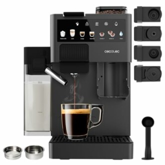 Máquina automática de café espresso con accesorios.