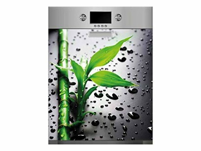 Hojas de bambú con gotas de agua sobre fondo oscuro.