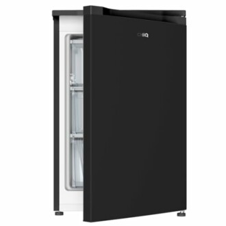 Mini nevera negra con puerta abierta.