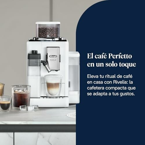 Máquina de café De'Longhi Rivelia sobre una mesa con café servido en tazas.