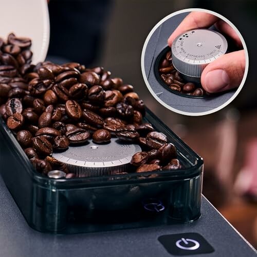 Granos de café en un molinillo con control de ajuste