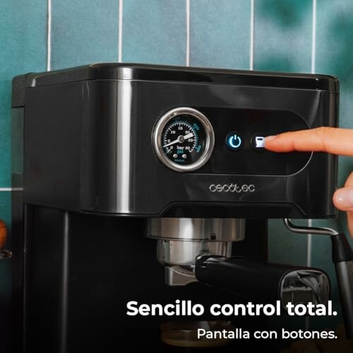 Persona usando una cafetera con control de pantalla.