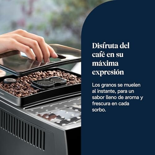 Mano ajustando la máquina de café con granos.