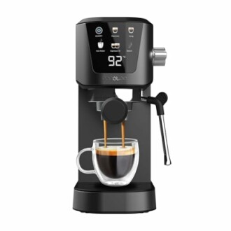 Máquina de café espresso compacta con taza.