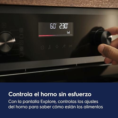 Persona ajustando la temperatura en un panel de control de horno moderno.