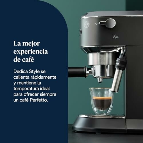 Máquina de café Dedica Style con taza de espresso.
