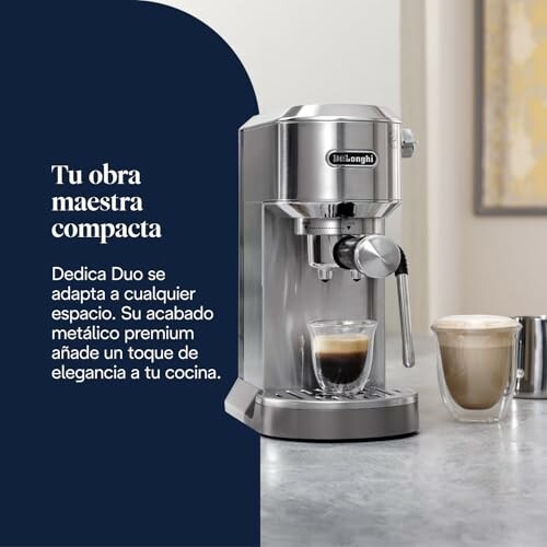 Cafetera DeLonghi con dos tazas de café sobre la mesa.