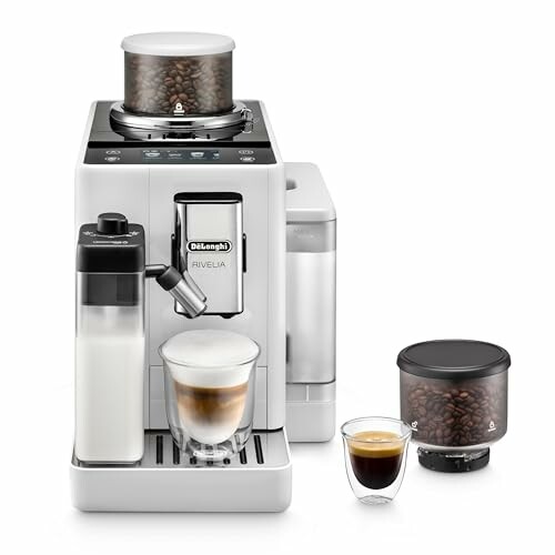 Máquina de café De'Longhi con leche y café preparados.