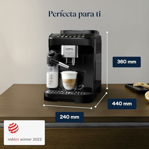 Cafetera DeLonghi con café preparado y medidas.
