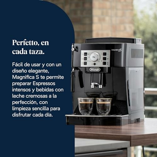 Máquina de café espresso DeLonghi Magnifica S en una mesa.
