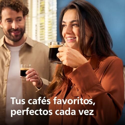 Personas sonriendo mientras beben café