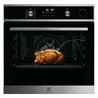 Horno Electrolux con pollo asado y termómetro.