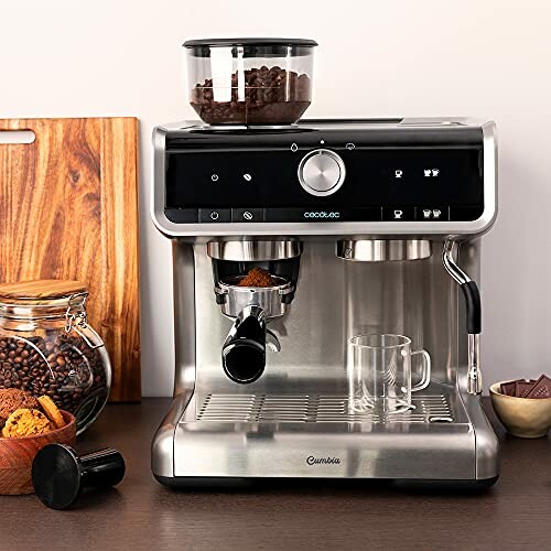 Máquina de café espresso en una cocina con granos de café y taza.