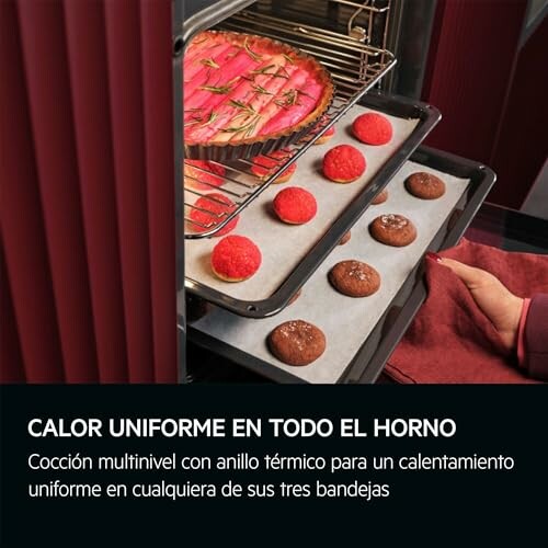 Horno con bandejas de repostería y pastel.