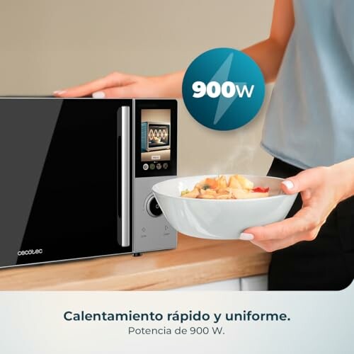 Persona usando un microondas para calentar comida.