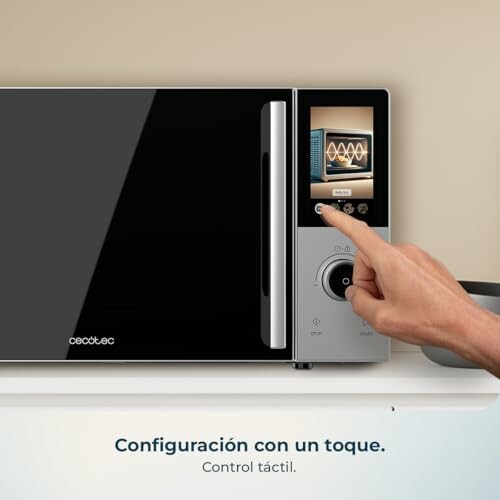 Horno microondas con control táctil moderno.