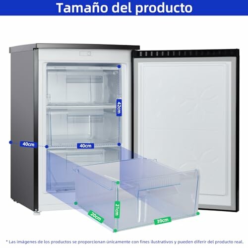 Dimensiones de un mini refrigerador con puerta abierta y cajones visibles.