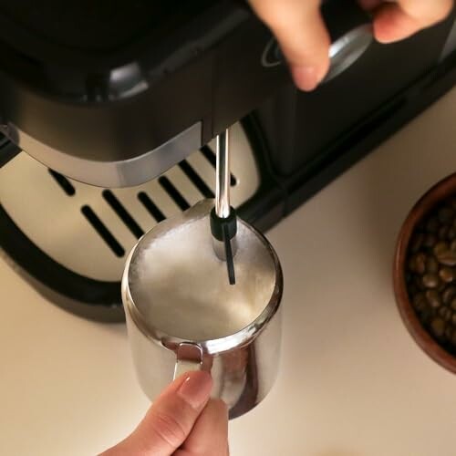 Espumado de leche con máquina de café.