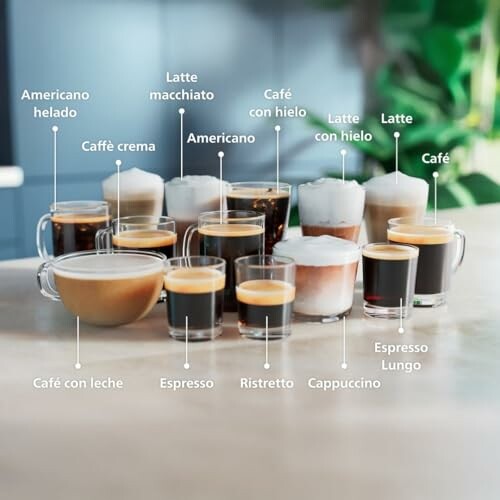 Variedad de bebidas de café en diferentes tazas.