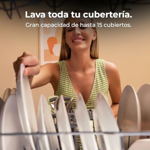 Mujer cargando un lavavajillas.